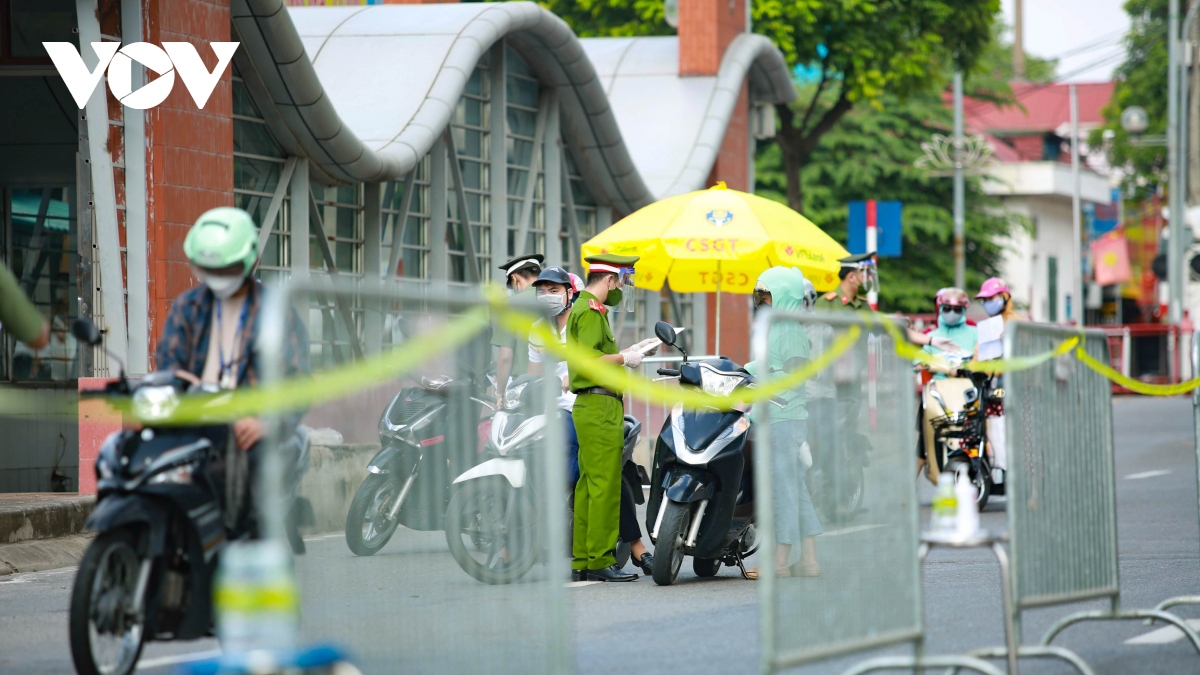 Hanoi erects checkpoints to control spread of COVID-19